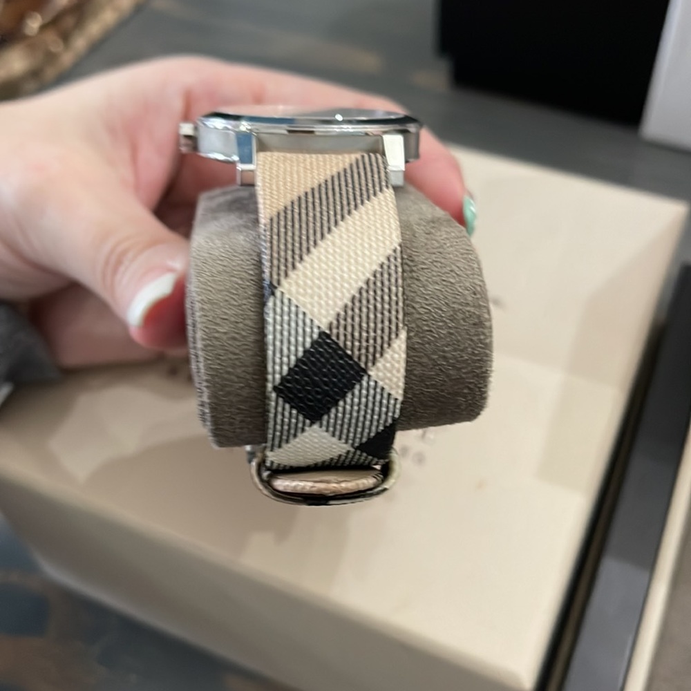 Burberry watch - Picture 3 of 8